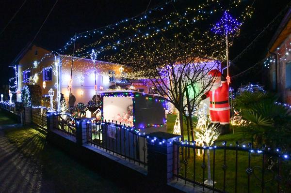 FOTO in VIDEO: Družina Tibaut s svetlobo gradi mostove