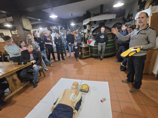 FOTO: V Slamnjaku nameščen nov defibrilator, prikazali so tudi ravnanje z napravo