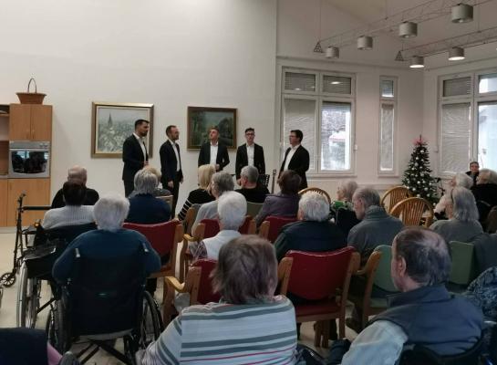 FOTO: Praznično petje vokalnega kvinteta Aeternum razveselilo stanovalce Doma starejših Lendava