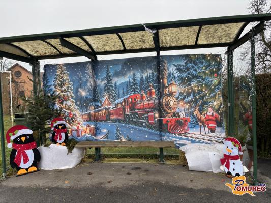 FOTO: Avtobusna postaja zasijala v praznični preobleki