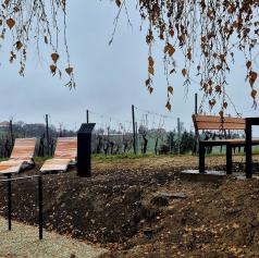 Jeruzalem bogatejši za novo urbano opremo: klopi, ležalniki in polnilnica za e-kolesa