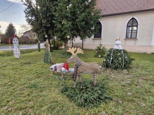 FOTO: Lemerje zasijalo v praznični čarobnosti, vaščani pripravili božično okrasitev