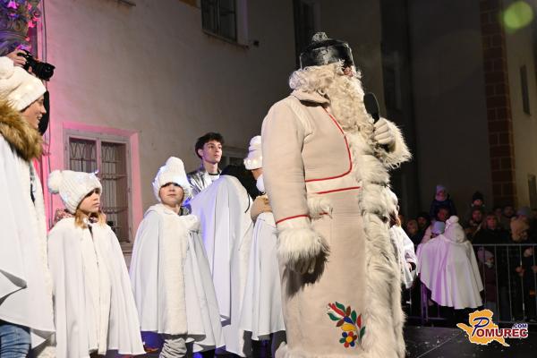 FOTO in VIDEO: Dedek Mraz je prinesel praznično veselje v mestni park