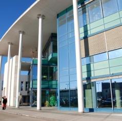 Soboška knjižnica pod plazom kritik, v bran slovenščini stopila stroka