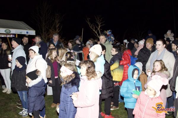 FOTO in VIDEO: Mlin na veter zasvetil v decembrskih lučkah