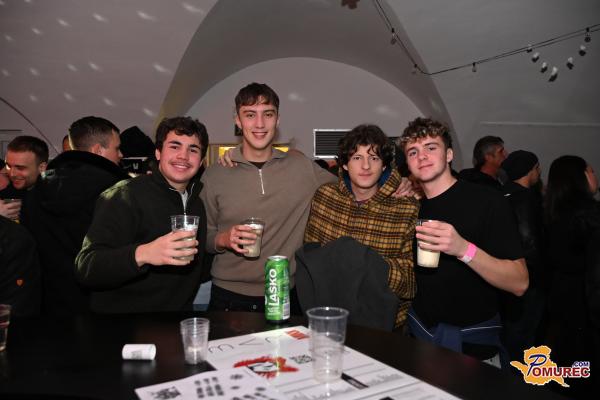 FOTO in VIDEO: Razprodani božični koncert Leopolda I. napolnil MIKK 