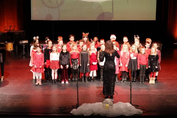 FOTO: Mladi glasbeniki pričarali čarobnost decembra