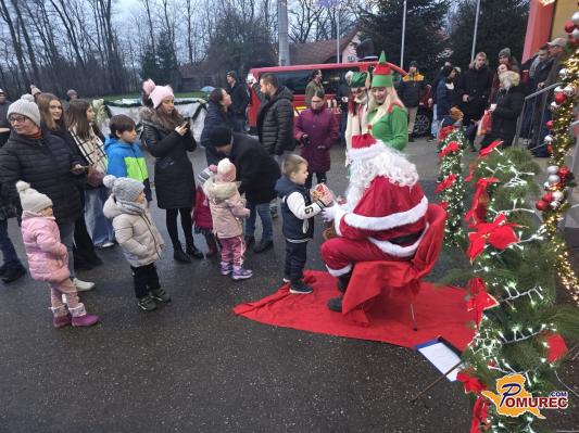 FOTO: Božiček se je zapeljal po vasi Brezovica
