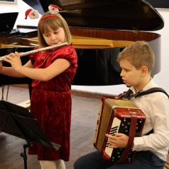 FOTO: Mladi glasbeniki v Sinagogi pričarali čaroben začetek decembra