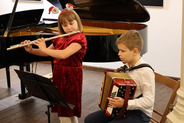 FOTO: Mladi glasbeniki v Sinagogi pričarali čaroben začetek decembra
