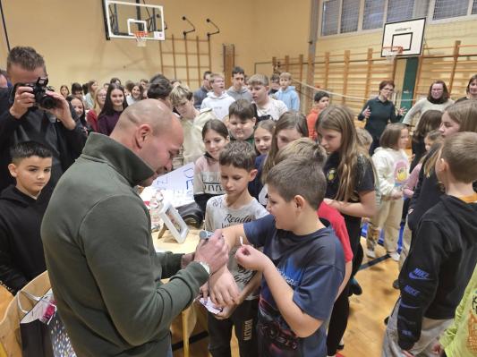 FOTO: Dejan Zavec obiskal Malo Nedeljo in delil svojo življenjsko zgodbo
