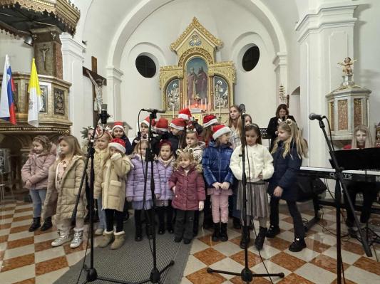 FOTO: Praznično vzdušje na božičnem koncertu 