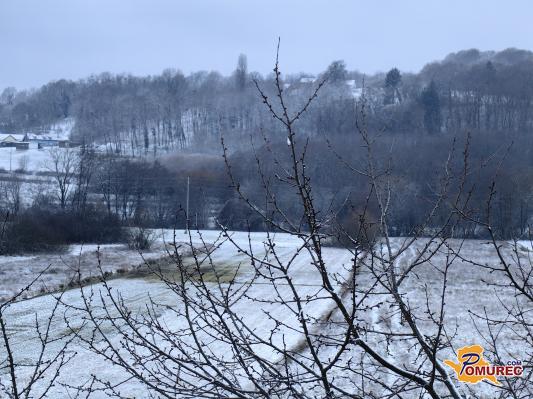 FOTO: Zbudili smo se v zasneženo jutro, kaj nam prinašajo prihodnji dnevi?