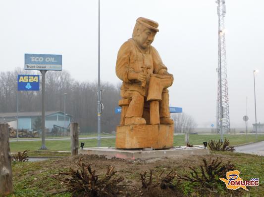 FOTO: Lesena skulptura turniškega čevljarja krasi krožišče pred vasjo Turnišče