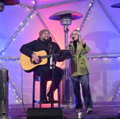 FOTO in VIDEO: Katarina Šebök in Žiga Žekš sta ustvarila praznično vzdušje v središču mesta