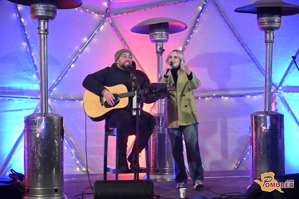 FOTO in VIDEO: Katarina Šebök in Žiga Žekš sta ustvarila praznično vzdušje v središču mesta