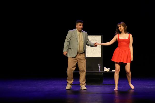 FOTO: V Lendavi navdušila romantična komedija Sam prjatla s Prekmurko Melani Mekicar