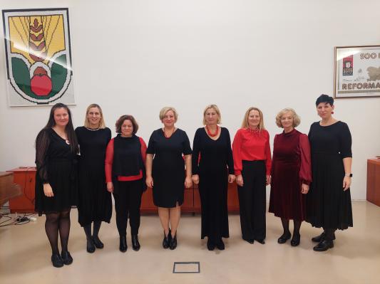 Irmice in gostje ustvarili praznični večer v znamenju ljudske pesmi