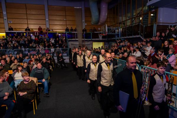 FOTO: Tradicionalni božično-novoletni koncert Pihalnega orkestra Murska Sobota napolnil dvorano