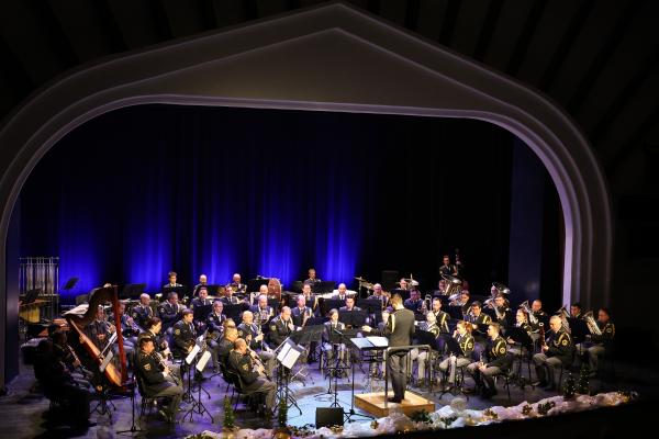 FOTO: Božični koncert Orkestra Slovenske policije v Lendavi povezal dvorano