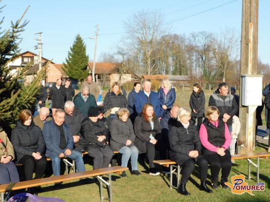 FOTO: V Brezovici so tudi letos postavili adventni venec