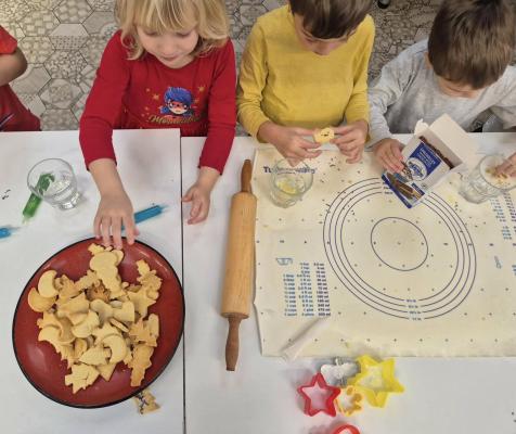 FOTO: Novoletna ustvarjalnost otrok iz vrtca Murska Sobota v znamenju piškotov in pravljic