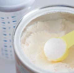 Starši, pozor! Iz prodaje so umaknili to mleko