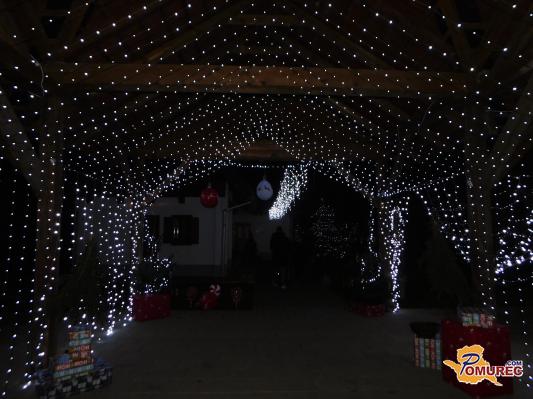 FOTO: V središču vasi sveti več kot tisoče luči