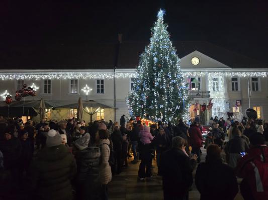 FOTO: Glavni trg v Ljutomeru zaživel v praznični podobi