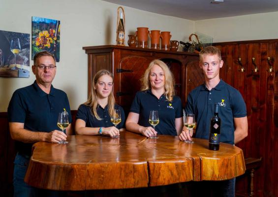Vinogradništvo Družina Kos: štiri generacije, strast do grozdja in vina