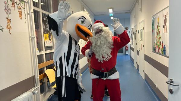 FOTO: Božiček, Štrki in gasilci polepšali dan otrokom v murskosoboški bolnišnici