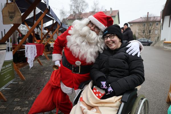 FOTO: Otroke v Lendavi je pozdravil Božiček