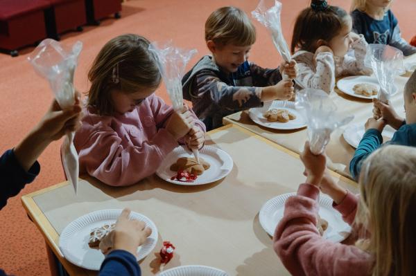 FOTO: Božična pravljična delavnica napolnila knjižnico z domišljijo in sladkimi trenutki