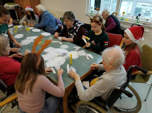 FOTO: Učenci in stanovalci skupaj oblikovali zimske dekoracije