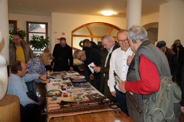 FOTO: Mednarodno srečanje zbirateljev privabilo ljubitelje starin