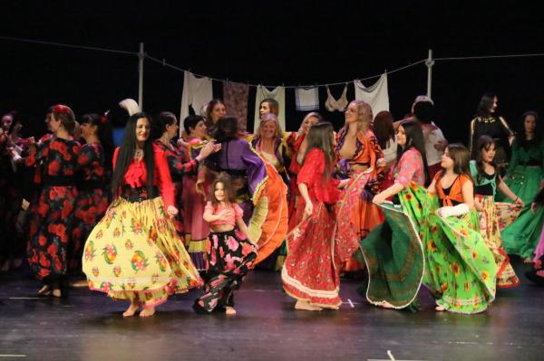 FOTO: Romska plesna pripoved od Indije do Španije navdušila Lendavo