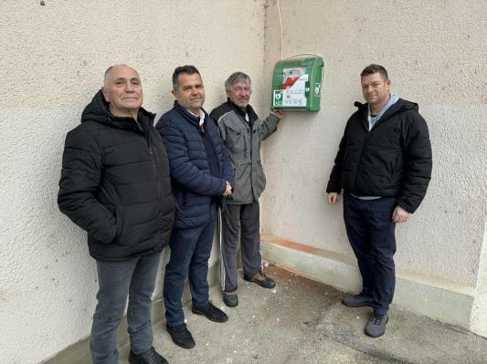 V tej pomurski občini postavili nov avtomatski zunanji defibrilator