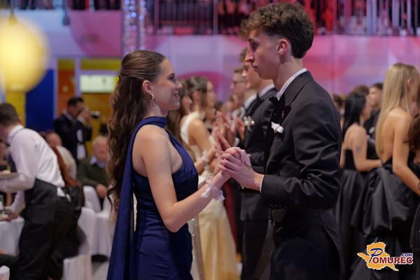 VIDEO: Maturanti Ekonomske šole Murska Sobota zaplesali v novo poglavje