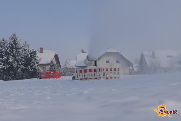 FOTO in VIDEO: Černelavski brejg se spreminja v pravo zimsko igrišče