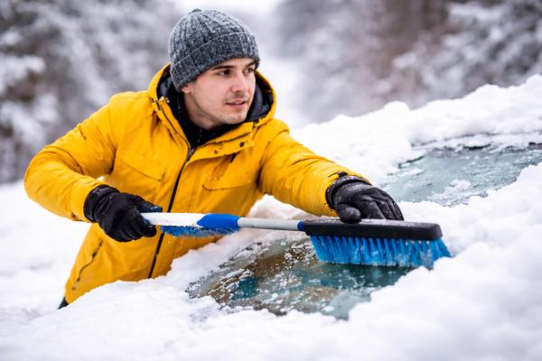 Vroča voda na vetrobranskem steklu? Pozimi je to ena največjih napak