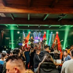 FOTO in VIDEO: Novo leto se je začelo v ritmih skupin Blue Planet in Prestiž