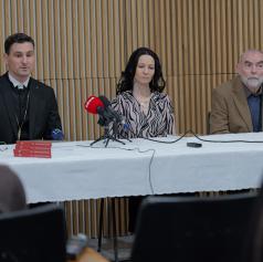 FOTO: Erniša ob izidu koledarja 2026: »Bog ni obupal nad ljudmi«