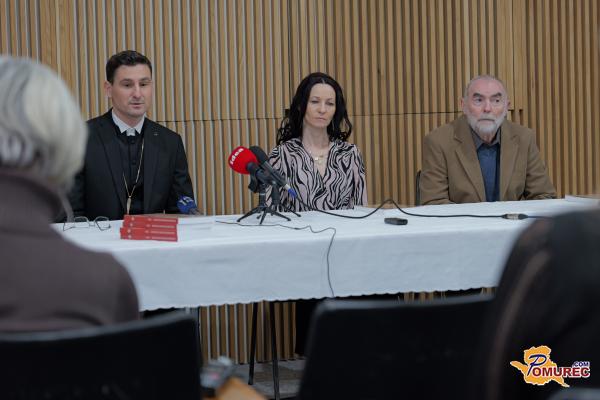 FOTO: Erniša ob izidu koledarja 2026: »Bog ni obupal nad ljudmi«