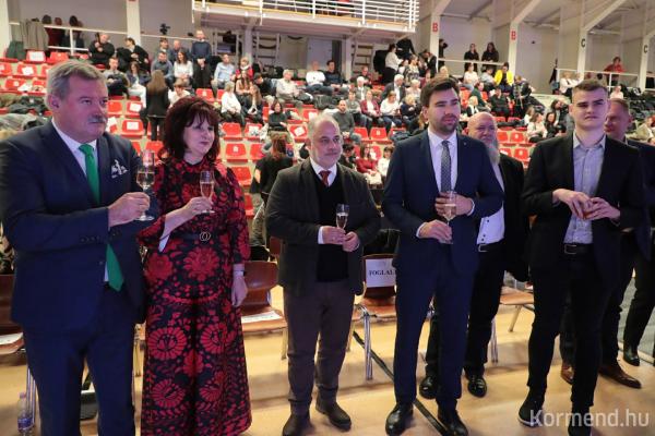 FOTO: Novoletni koncert povezal pobratena mesta