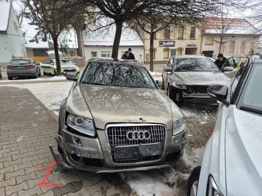FOTO in VIDEO: Voznica Audija v Murski Soboti zapeljala čez pločnik in parkirišče