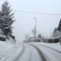 V enem dnevu kar 15 prometnih nesreč v Pomurju: zimske razmere terjajo več previdnosti