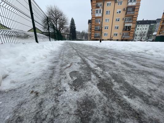 V Pomurju vse bolj spolzko, meteorologi svarijo pred nevarnimi razmerami