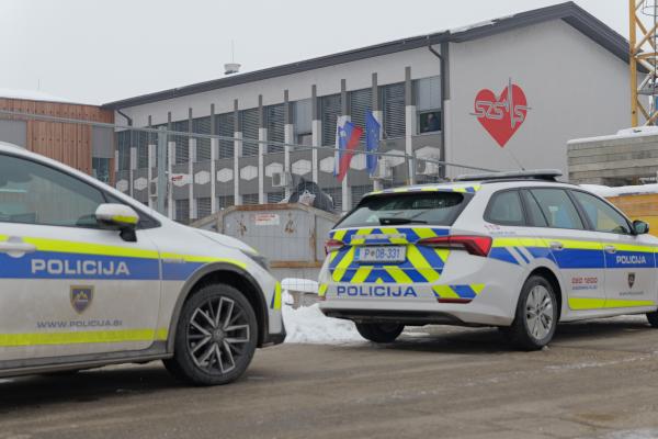 Po napadu v srednji zdravstveni šoli sodišče 15-letniku odredilo pripor