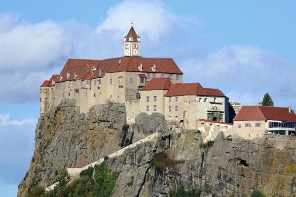 Grad Riegersburg – kamniti velikan nad griči
