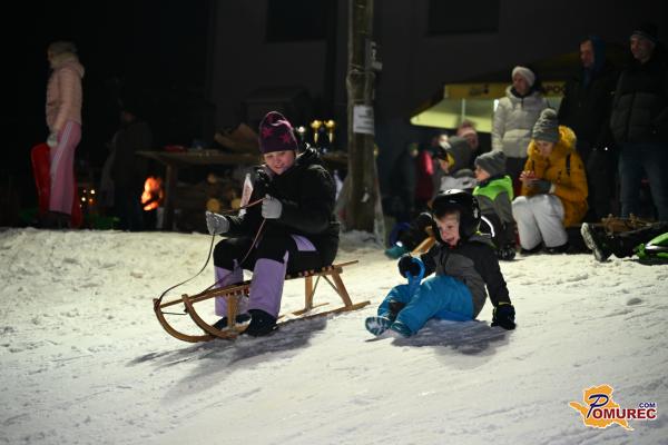 FOTO in VIDEO: Nočno sankanje v Ropoči navdušilo vse generacije